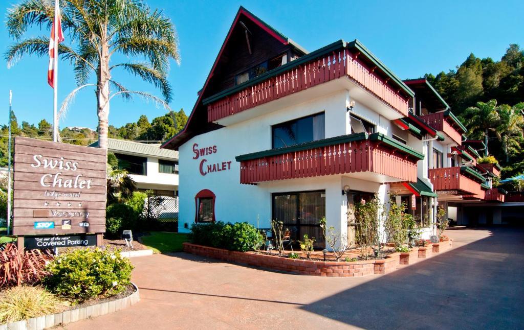 Swiss Chalet Lodge Motel Пайхия Екстериор снимка