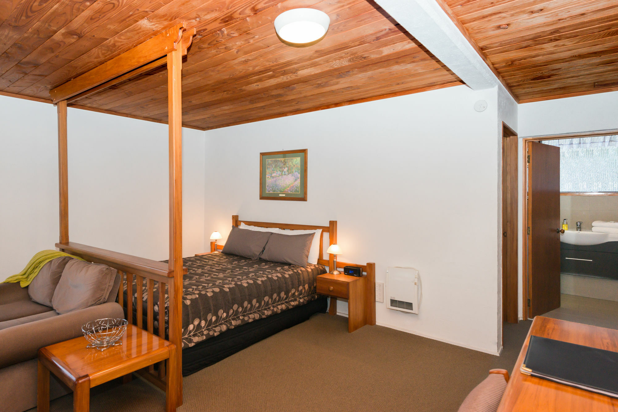 Swiss Chalet Lodge Motel Пайхия Екстериор снимка