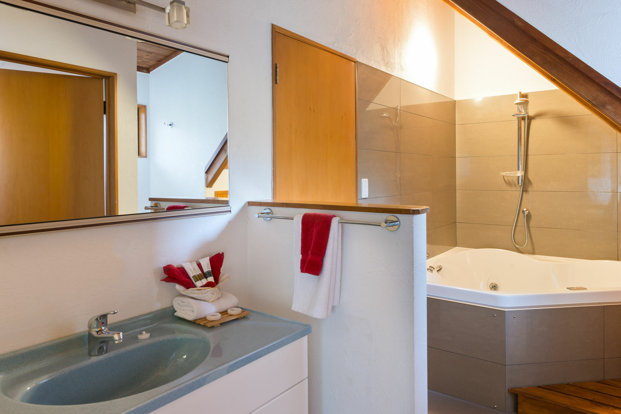 Swiss Chalet Lodge Motel Пайхия Екстериор снимка