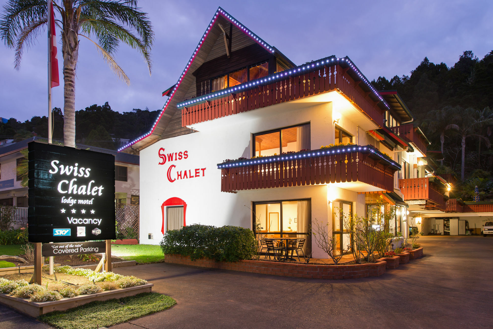 Swiss Chalet Lodge Motel Пайхия Екстериор снимка