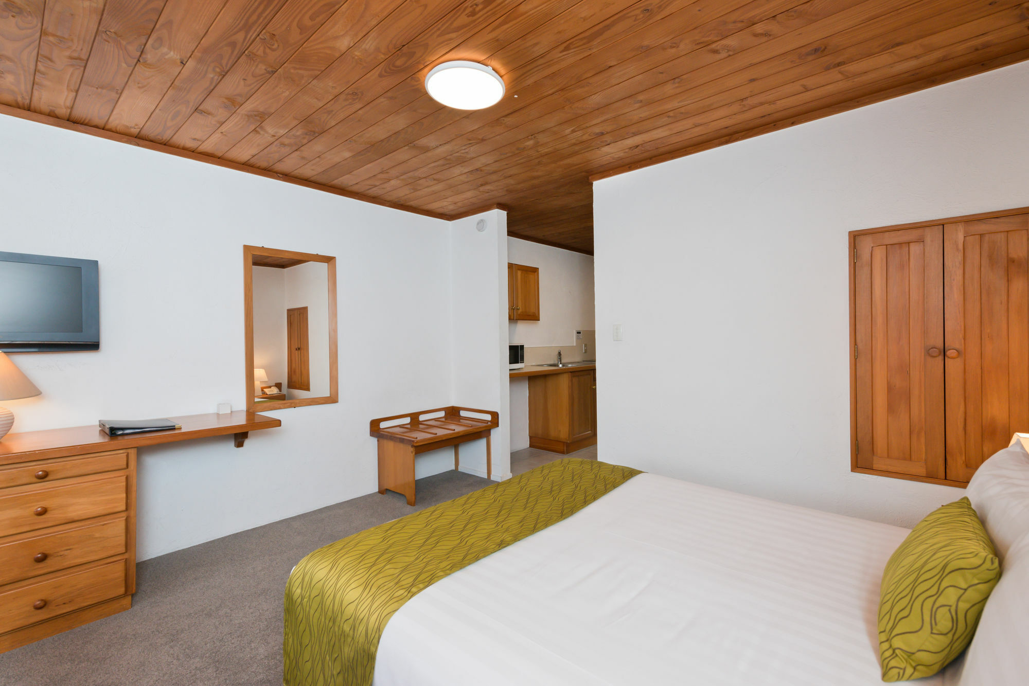 Swiss Chalet Lodge Motel Пайхия Екстериор снимка