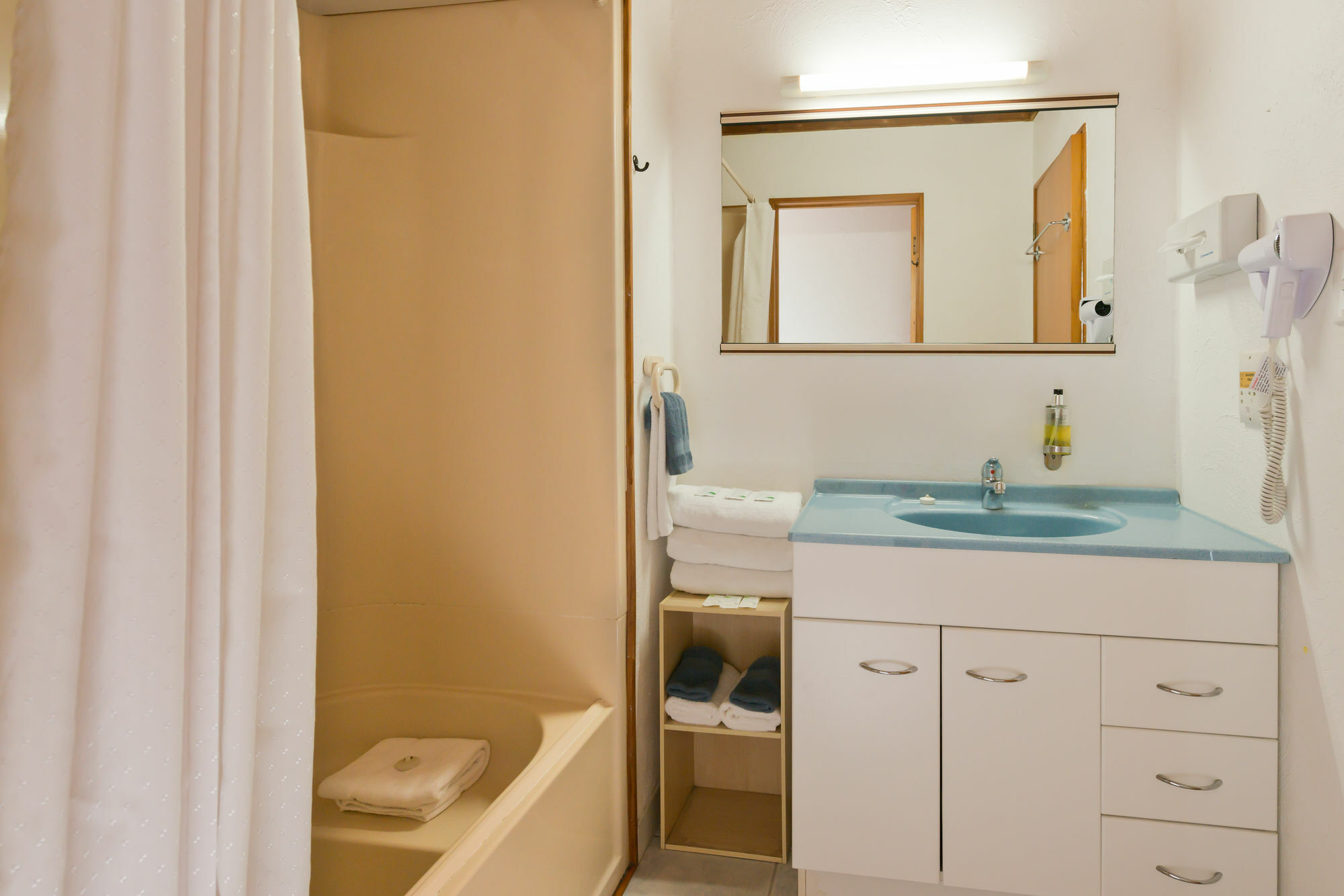 Swiss Chalet Lodge Motel Пайхия Екстериор снимка