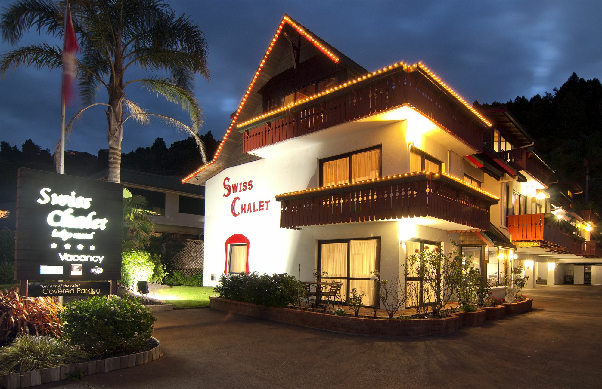 Swiss Chalet Lodge Motel Пайхия Екстериор снимка