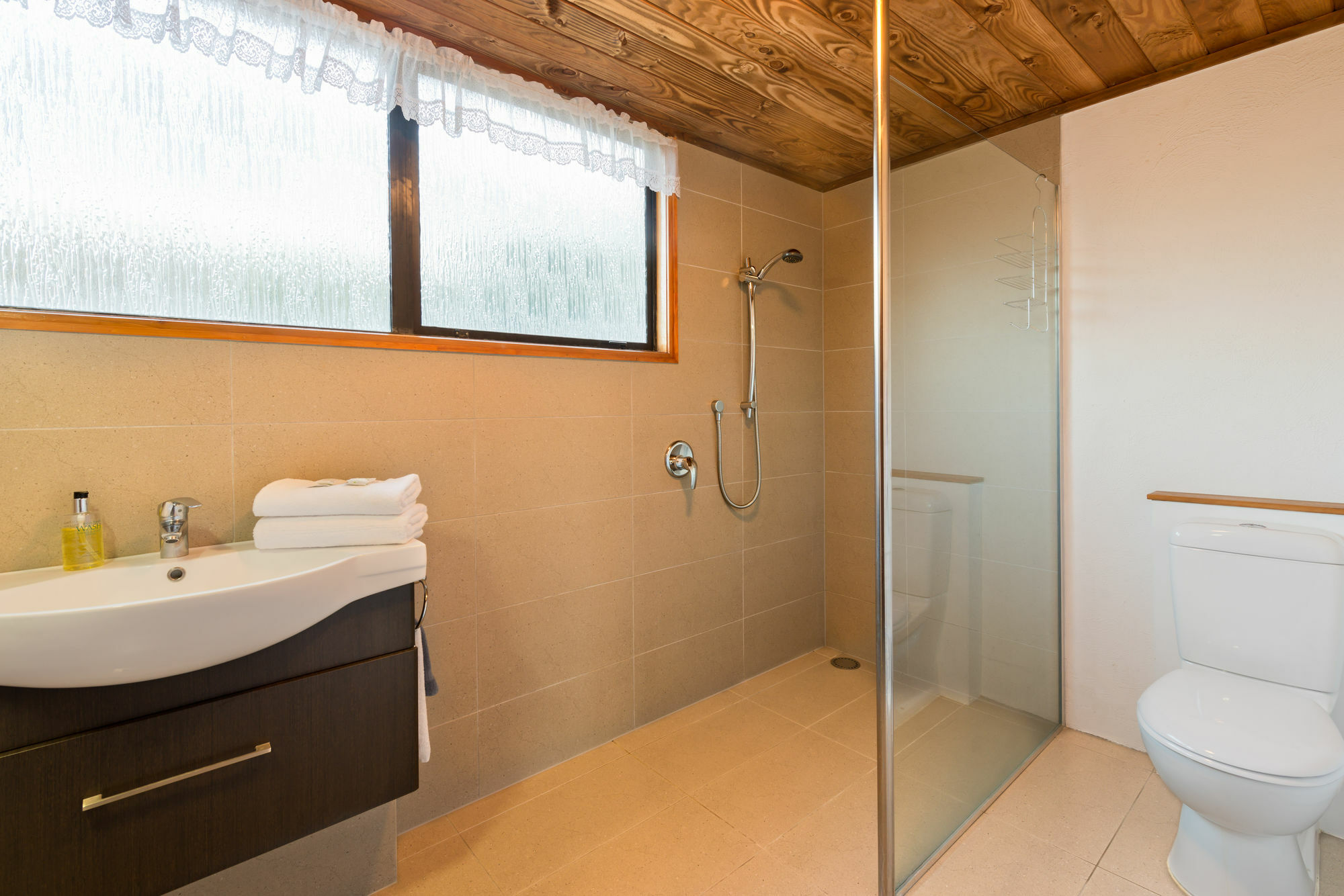 Swiss Chalet Lodge Motel Пайхия Екстериор снимка