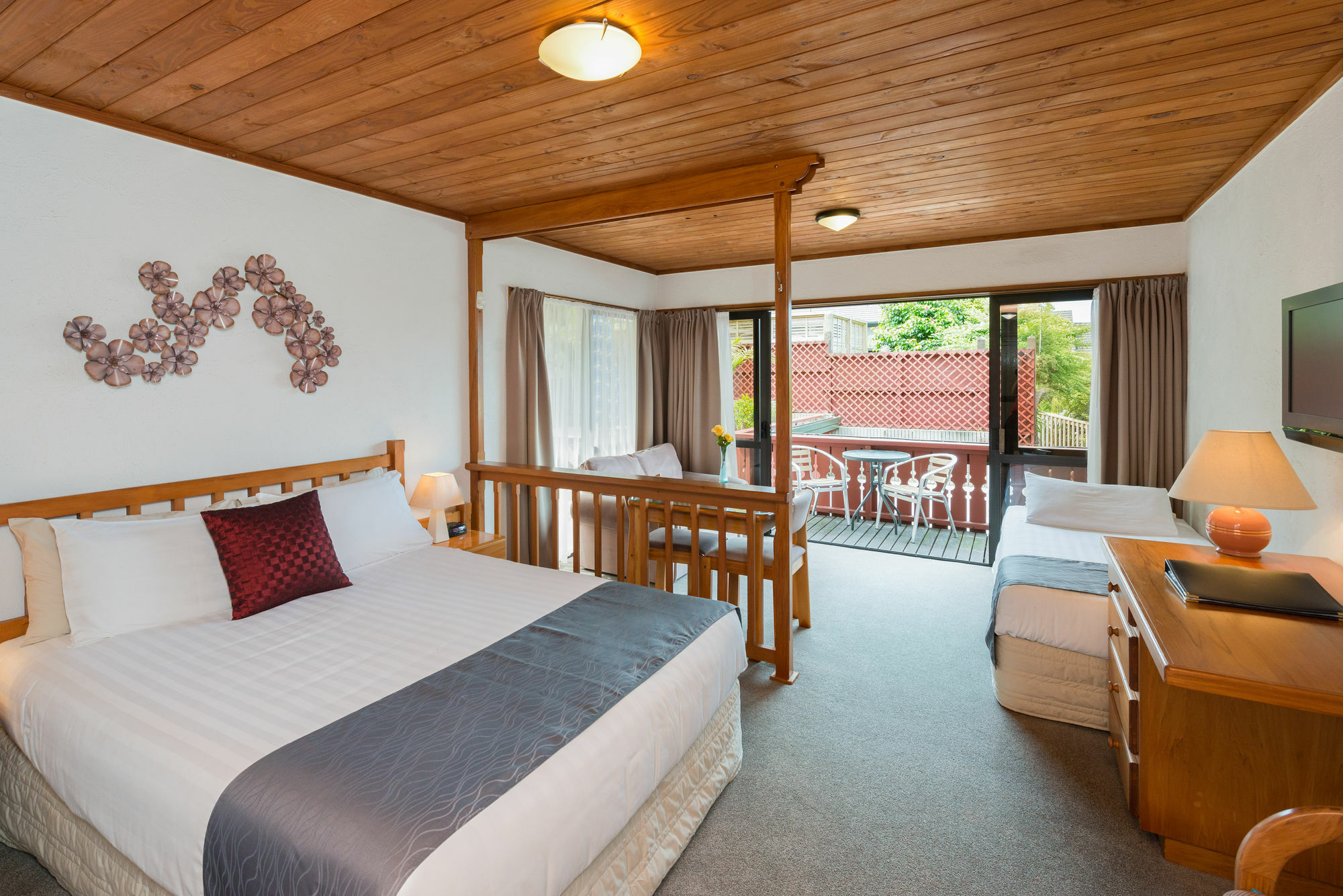 Swiss Chalet Lodge Motel Пайхия Екстериор снимка